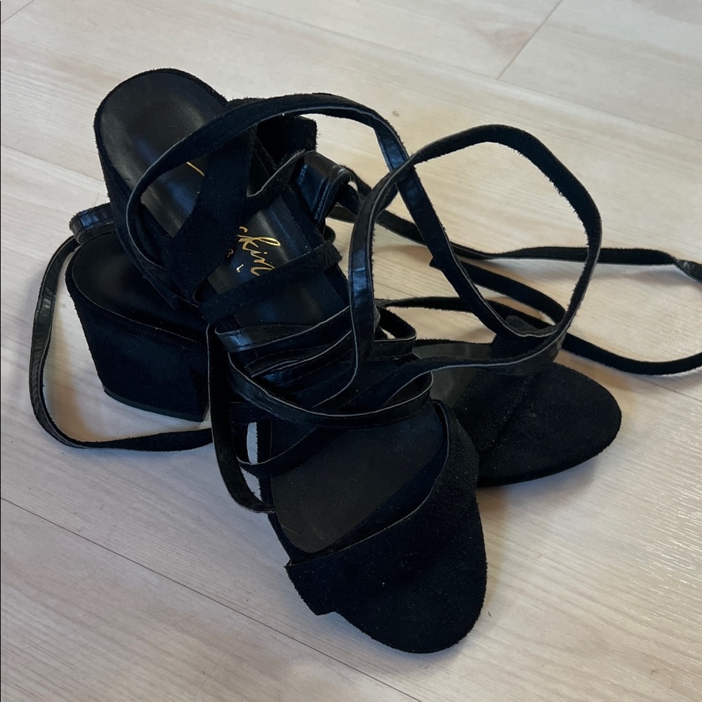 Chic Black Strappy Sandals